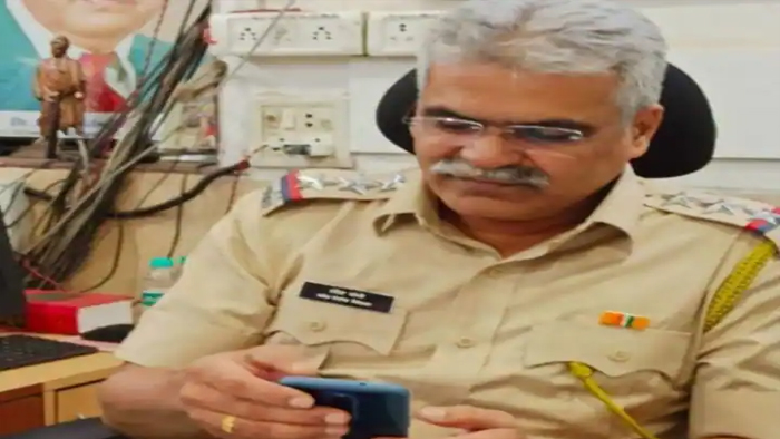 Mumbai ACP two days taking second dose vaccine | वैक्सीन का दूसरा डोज ...