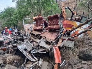 हादसा इतना भीषण था कि बस के परखच्चे उड़ गए।