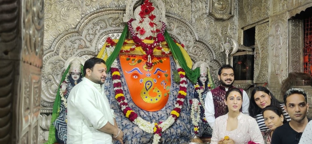 Sara Ali Khan reached Khajrana Ganesh temple Indore | इंदौर के खजराना