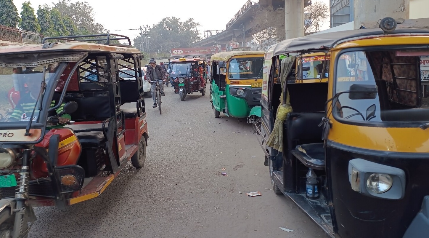 Entry e-rickshaws auto rickshaws restricted Rajwada Chowk order ...