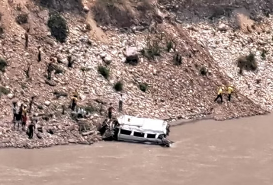 Uttarakhand: Tempo Traveller carrying passengers falls into Alaknanda, nine, 12 rescued उत्तराखंड: यात्रियों को लेकर जा रहा टैंपो ट्रैवलर अलकनंदा में गिरा, नौ की मौत, 12 को बचाया