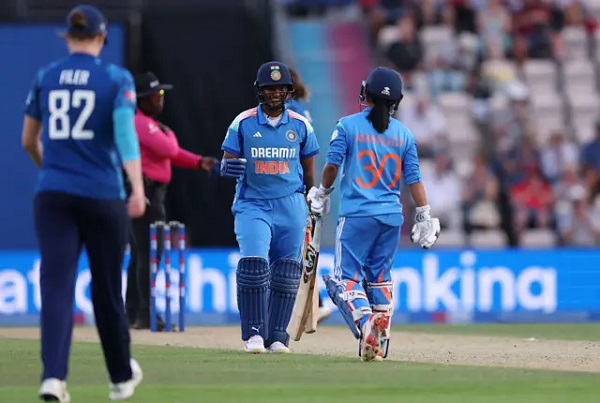 Team India defeated England badly in the first ODI Deepti Sharma played an  unmatched innings|टीम इंडिया ने पहले वनडे में इंग्लैंड को बुरी तरह हराया, दीप्ति  शर्मा ने खेली बेजोड़ पारी