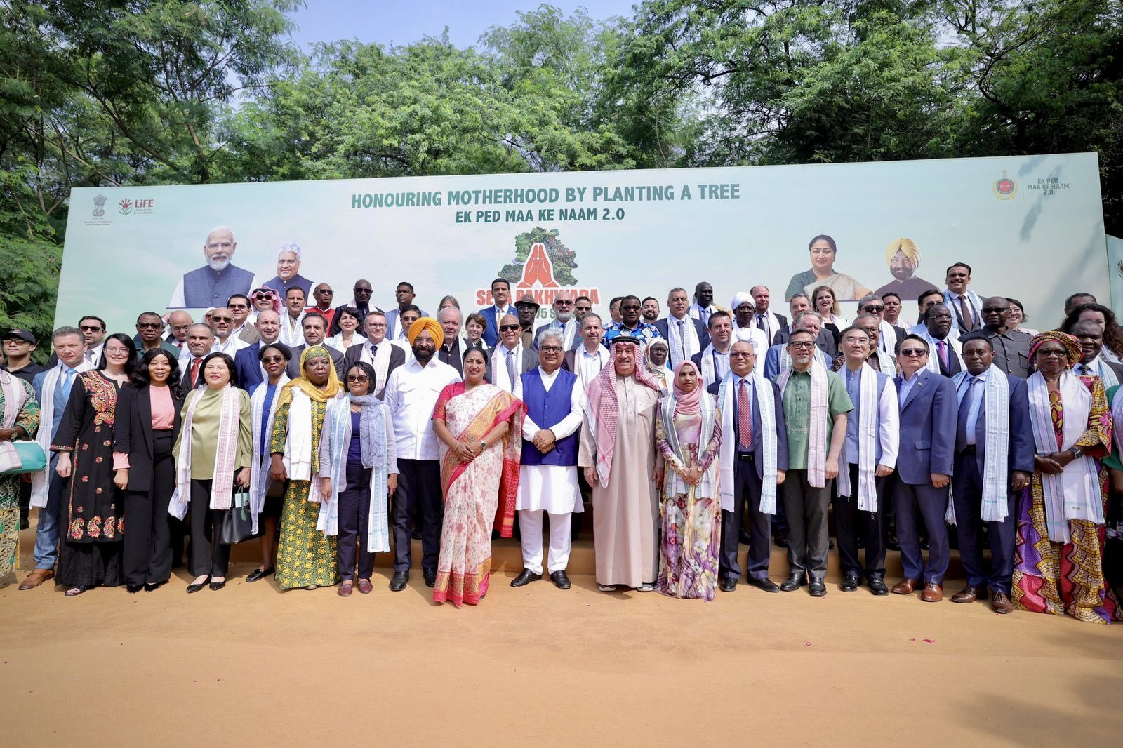 मुख्यमंत्री रेखा गुप्ता ने 'एक पेड़ मां के नाम' अभियान के तहत दिल्ली में  पौधारोपण किया | Chief Minister Rekha Gupta planted tree in Delhi under the  'One Tree in the Name